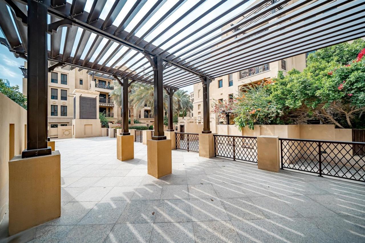 دبي Higuests - Spacious Apt With Private Balcony In Old Town المظهر الخارجي الصورة
